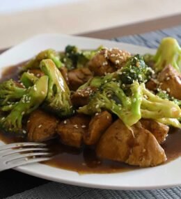 Pollo con brócoli estilo chino