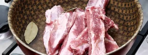 Costillas de cerdo cociéndose con laurel y sal
