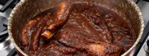 Costillas de cerdo en adobo cocinándose