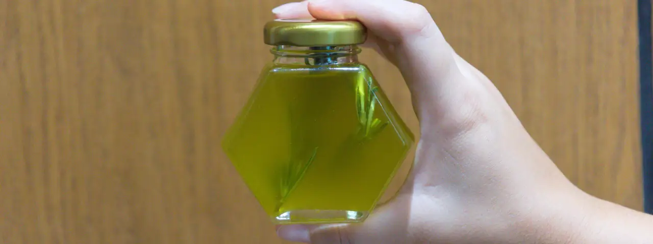 Frasco con aceite de romero casero para el cabello