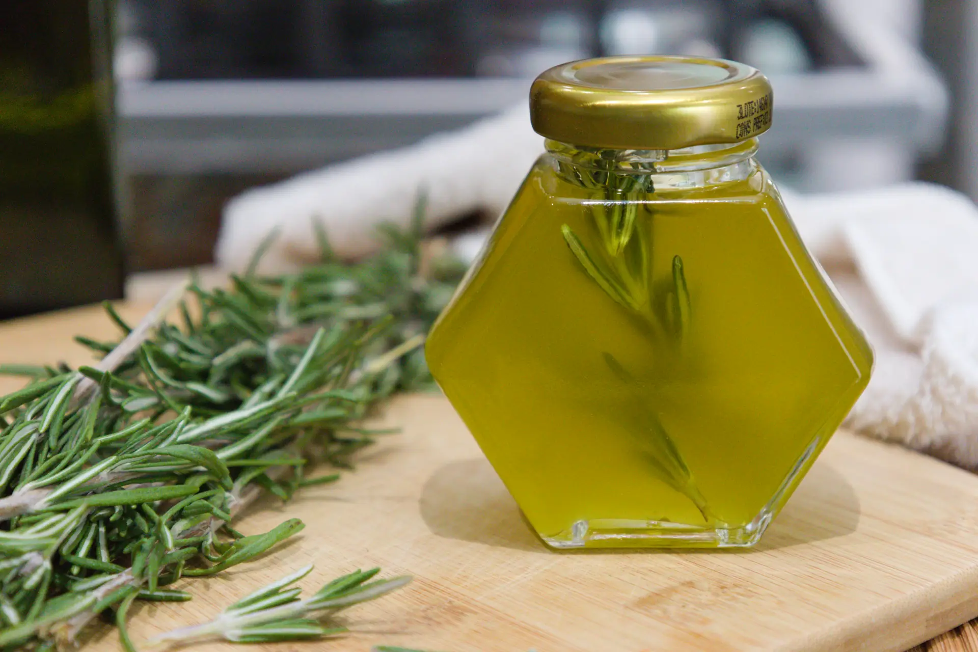 Frasco con aceite de romero casero para el cabello