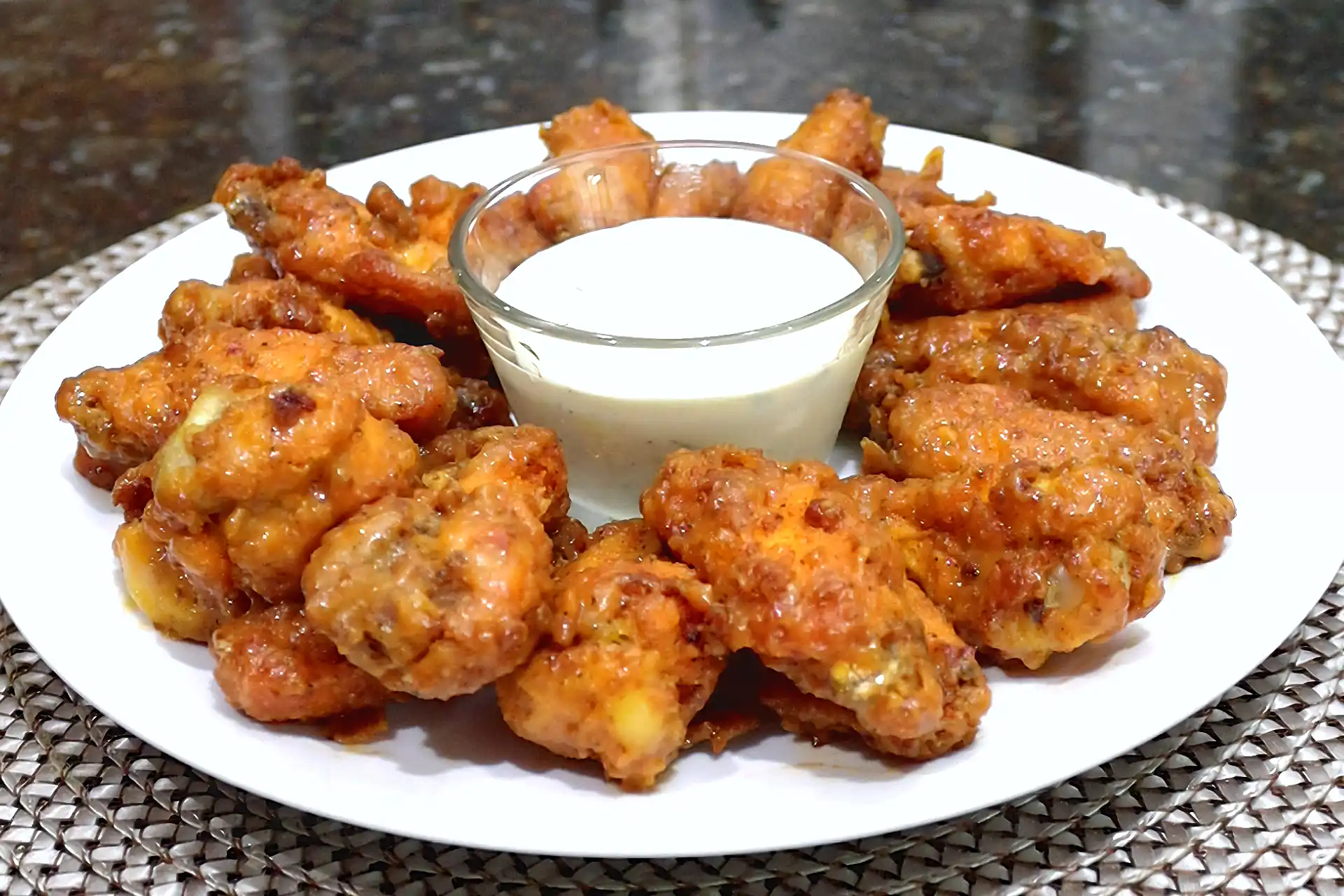 Alitas de pollo mango habanero listas para servir