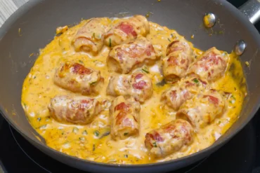 Botana de salchichas con chipotle en salsa cremosa