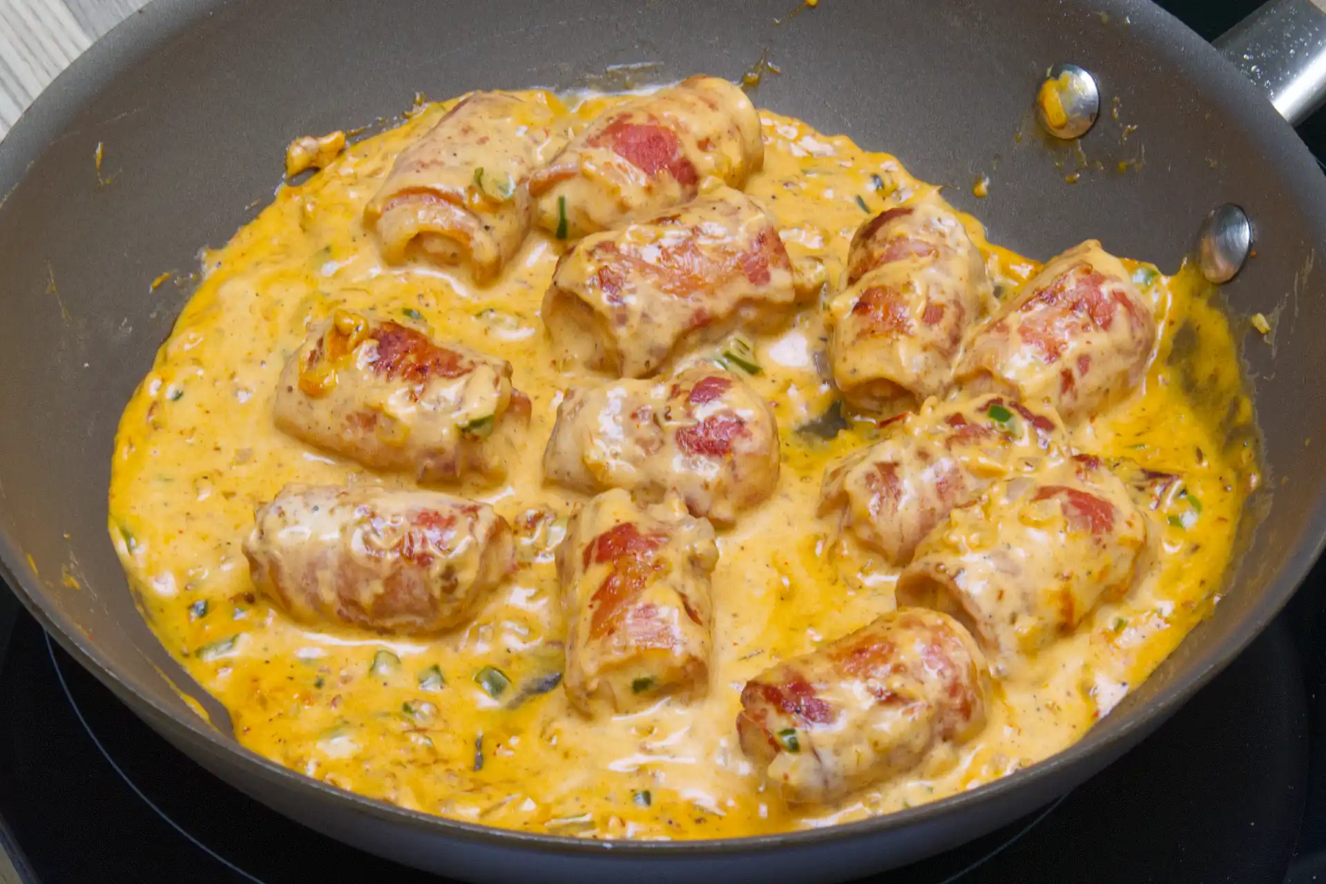 Botana de salchichas con chipotle en salsa cremosa