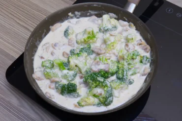 Brócoli con champiñones en salsa blanca
