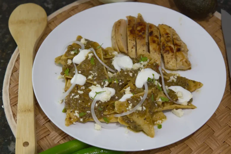 Chilaquiles verdes con pollo, crema y queso