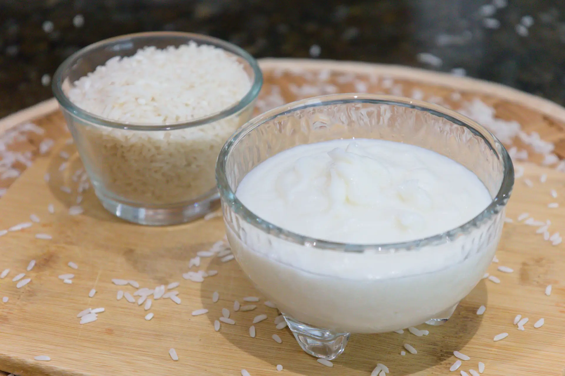Crema aclaradora de arroz en recipiente de vidrio