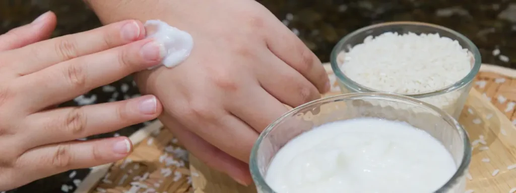 Aplicación de crema de arroz casera sobre la mano