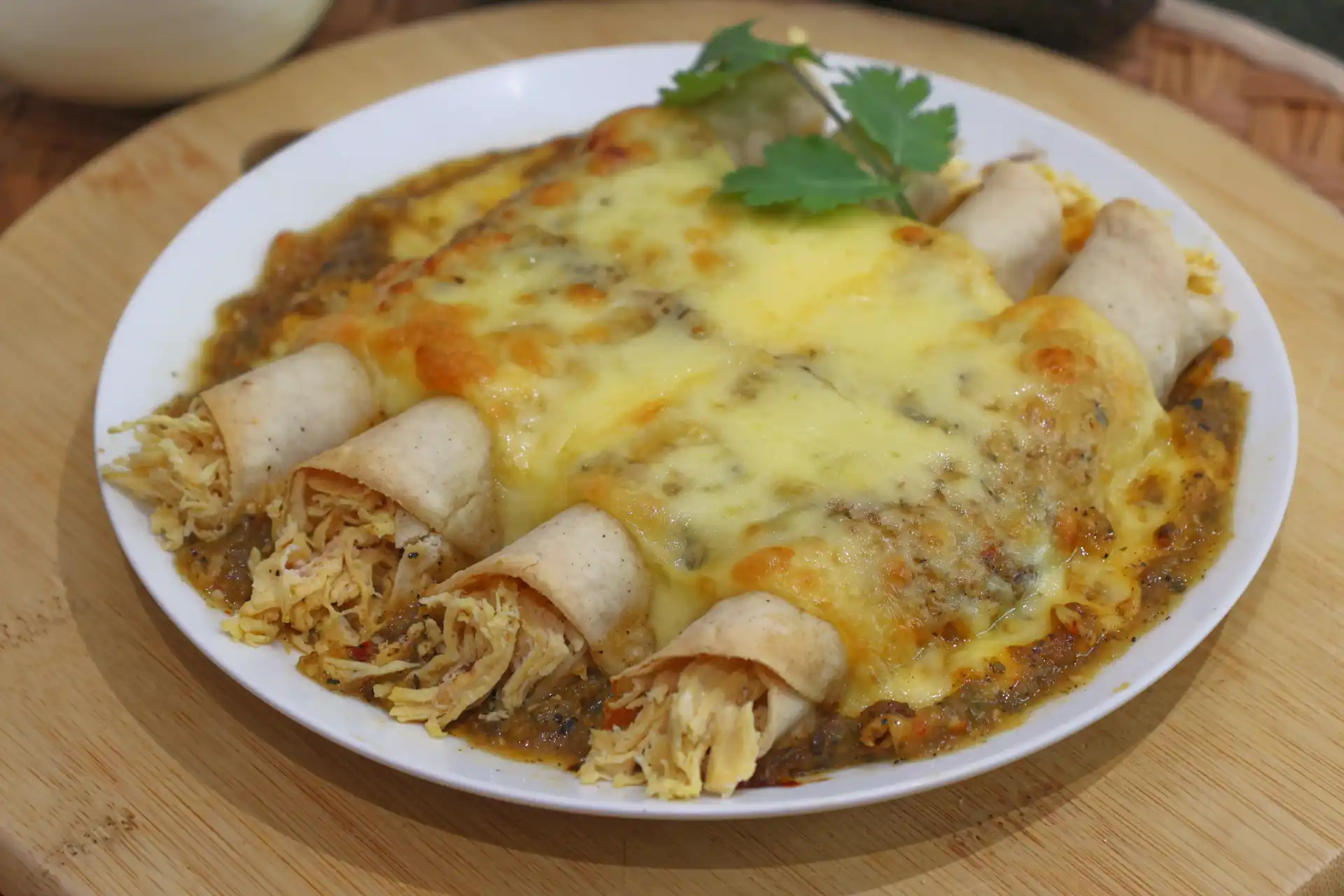 Enchiladas verdes con pollo y queso gratinado