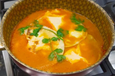 Huevos encobijados en salsa roja