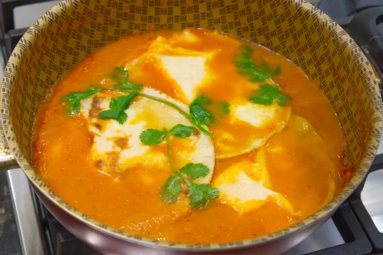 Huevos encobijados en salsa roja