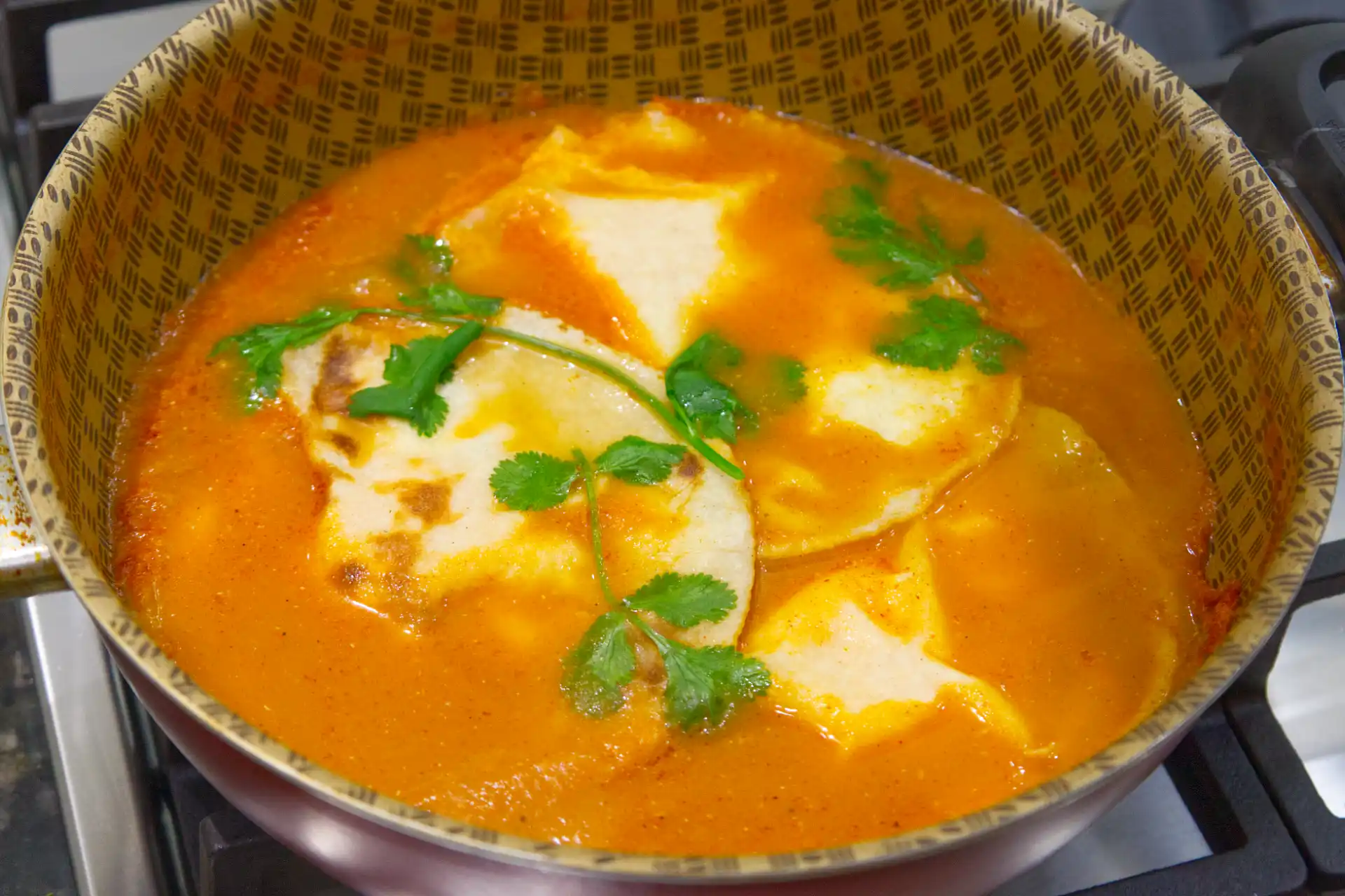 Huevos encobijados en salsa roja