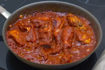 Manchamanteles de pollo en salsa roja