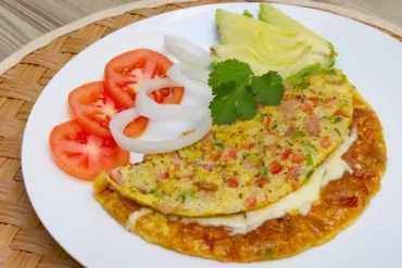 Omelette a la mexicana con queso y verduras