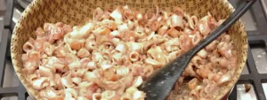 Tripa de res dorándose en manteca de cerdo