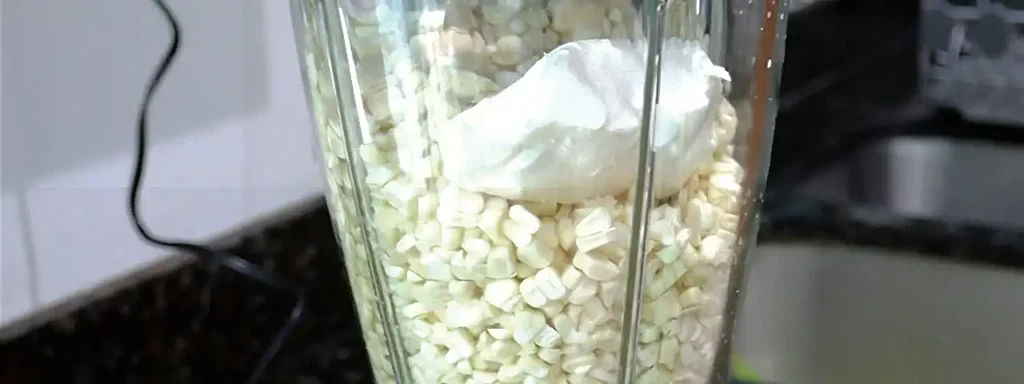 Granos de elote y queso crema listos para licuar