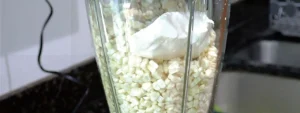 Granos de elote y queso crema listos para licuar