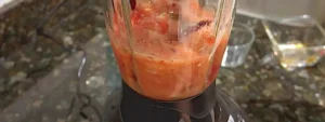Salsa de jitomate y chiles licuándose