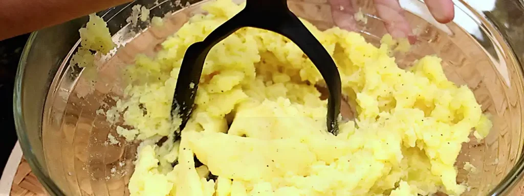 Papas cocidas machacadas con ajo, pimienta, sal y huevo