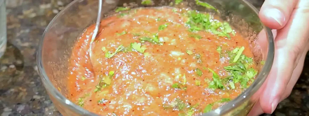 Salsa mezclada con cilantro y cebolla picados