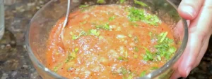 Salsa mezclada con cilantro y cebolla picados