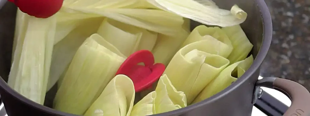 Tamales de elote colocados en la vaporera para cocer