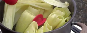 Tamales de elote colocados en la vaporera para cocer