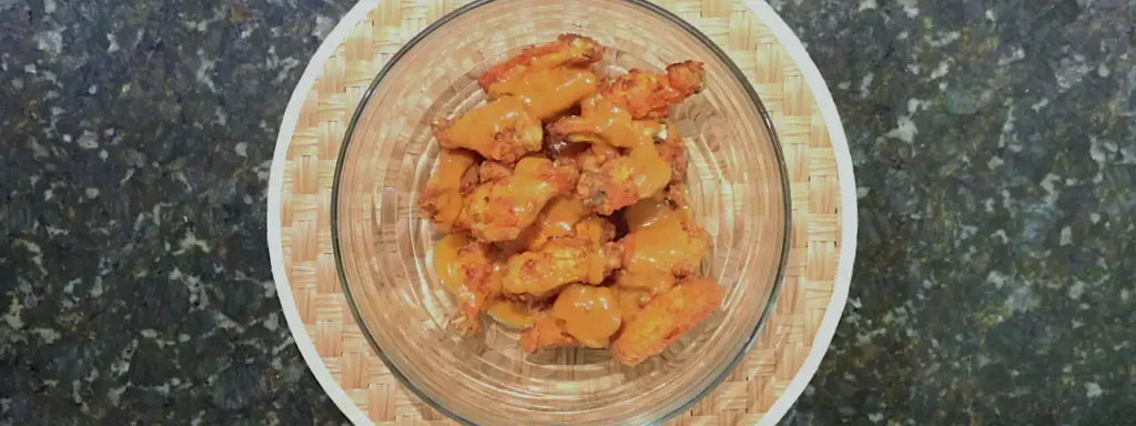 Alitas crujientes cubiertas con salsa mango habanero