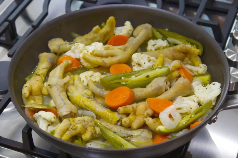 Patas de pollo en vinagre con verduras