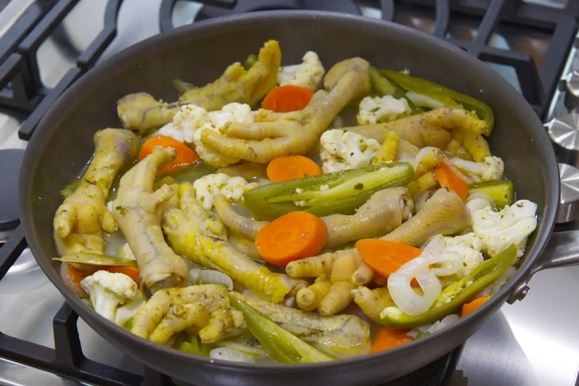 Patas de pollo en vinagre con verduras