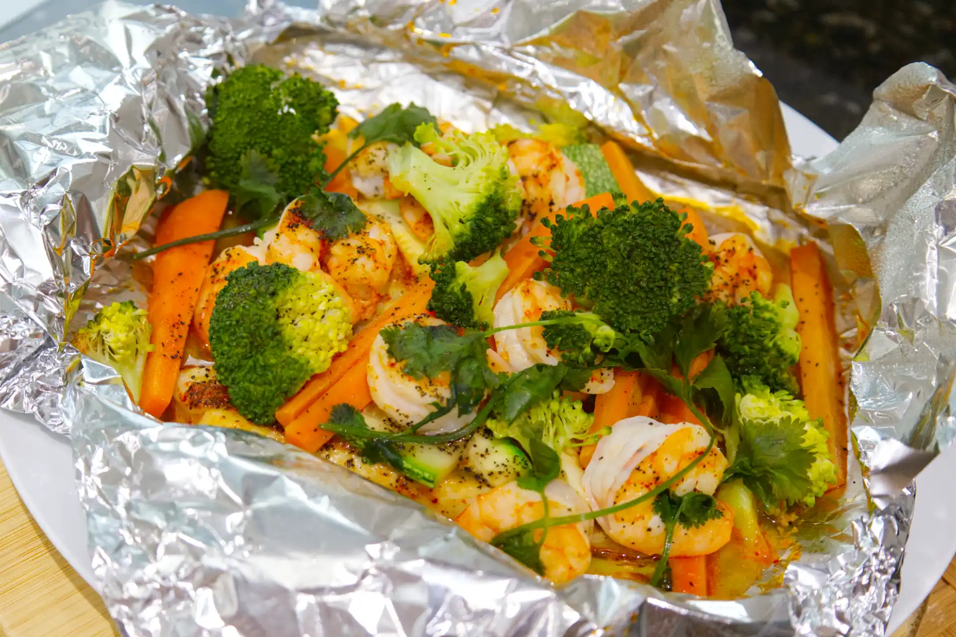 Pescado empapelado con verduras y camarones