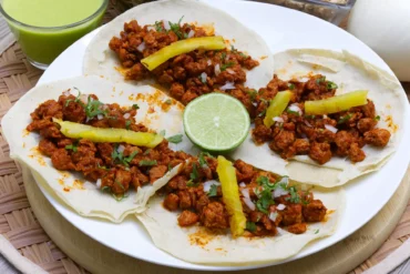 Tacos de soya al pastor con piña y cilantro