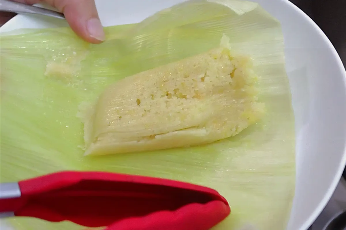 Tamales de elote con queso crema envueltos en hoja de maíz