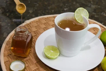Taza de té de limón con miel
