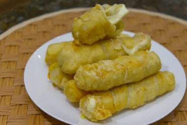 Tequeños rellenos de queso dorados