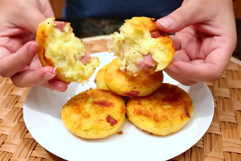Tortitas de papa con salchicha y queso