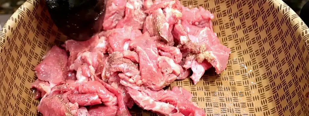Bistec de res cocinándose con la grasa del tocino