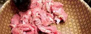 Bistec de res cocinándose con la grasa del tocino
