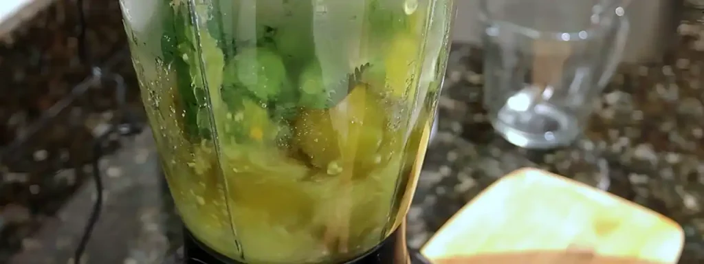 Tomatillos licuados con cilantro, ajo y cebolla