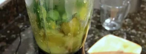 Tomatillos licuados con cilantro, ajo y cebolla