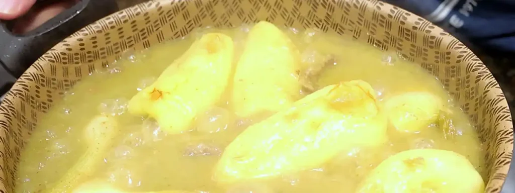 Carne en su jugo hirviendo con salsa y frijoles